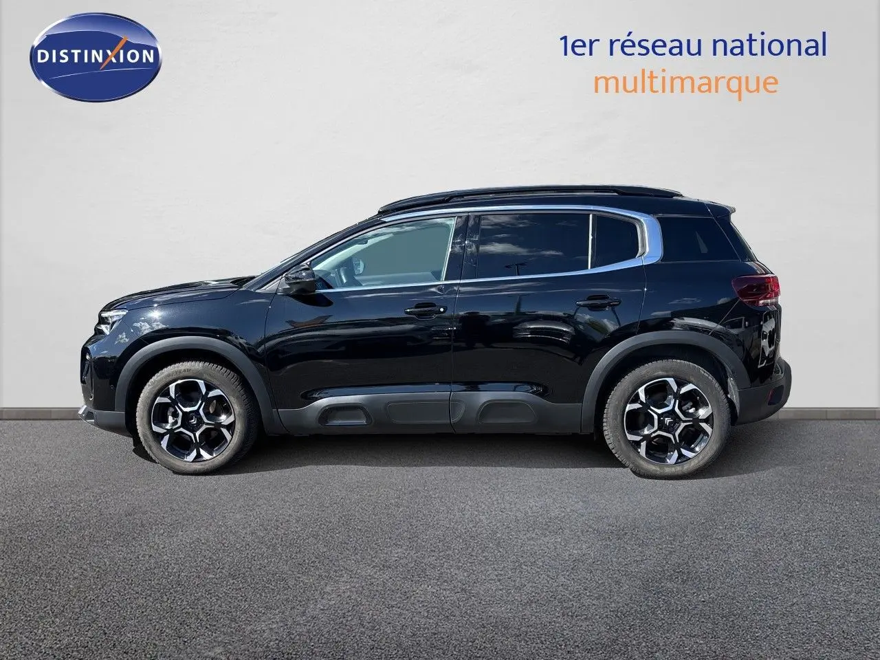 Profil droit d'un Citroën C5 Aircross noir Perla Nera 2025 avec jantes bi-ton et protections latérales noires.