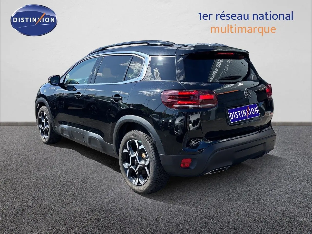 Citroën C5 Aircross noir Perla Nera, vue 3/4 arrière droit, jantes alliage et barres de toit visibles.