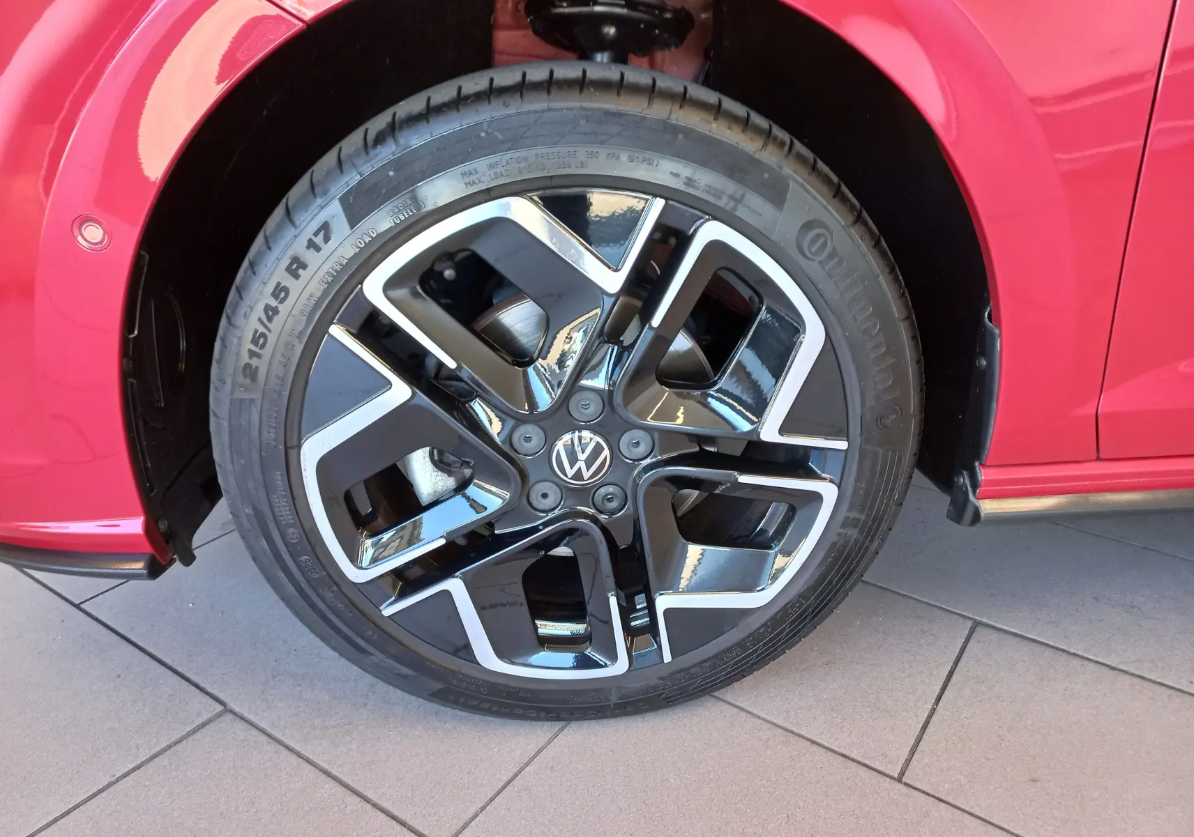 Gros plan sur la roue avant droite d’une Volkswagen Polo Rouge Roi 2025 avec jante alliage R-Line brillante.