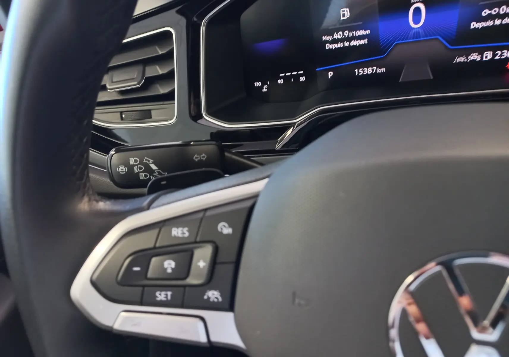 Vue rapprochée du volant et du tableau de bord numérique d'une Volkswagen Polo Rouge Roi 2025, version R-Line Edition.