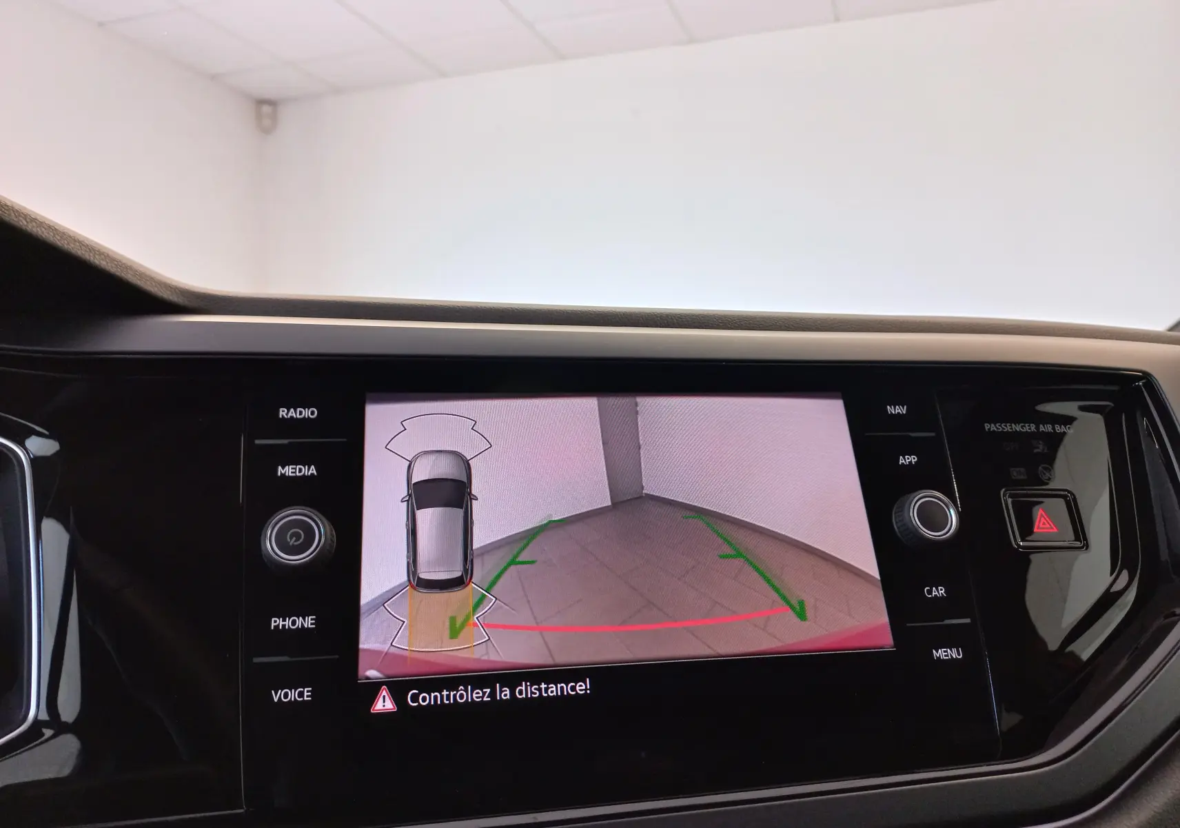 Vue intérieure sur l'écran de recul d'une Volkswagen Polo Rouge Roi 2025, version R-Line Edition avec aide au stationnement.