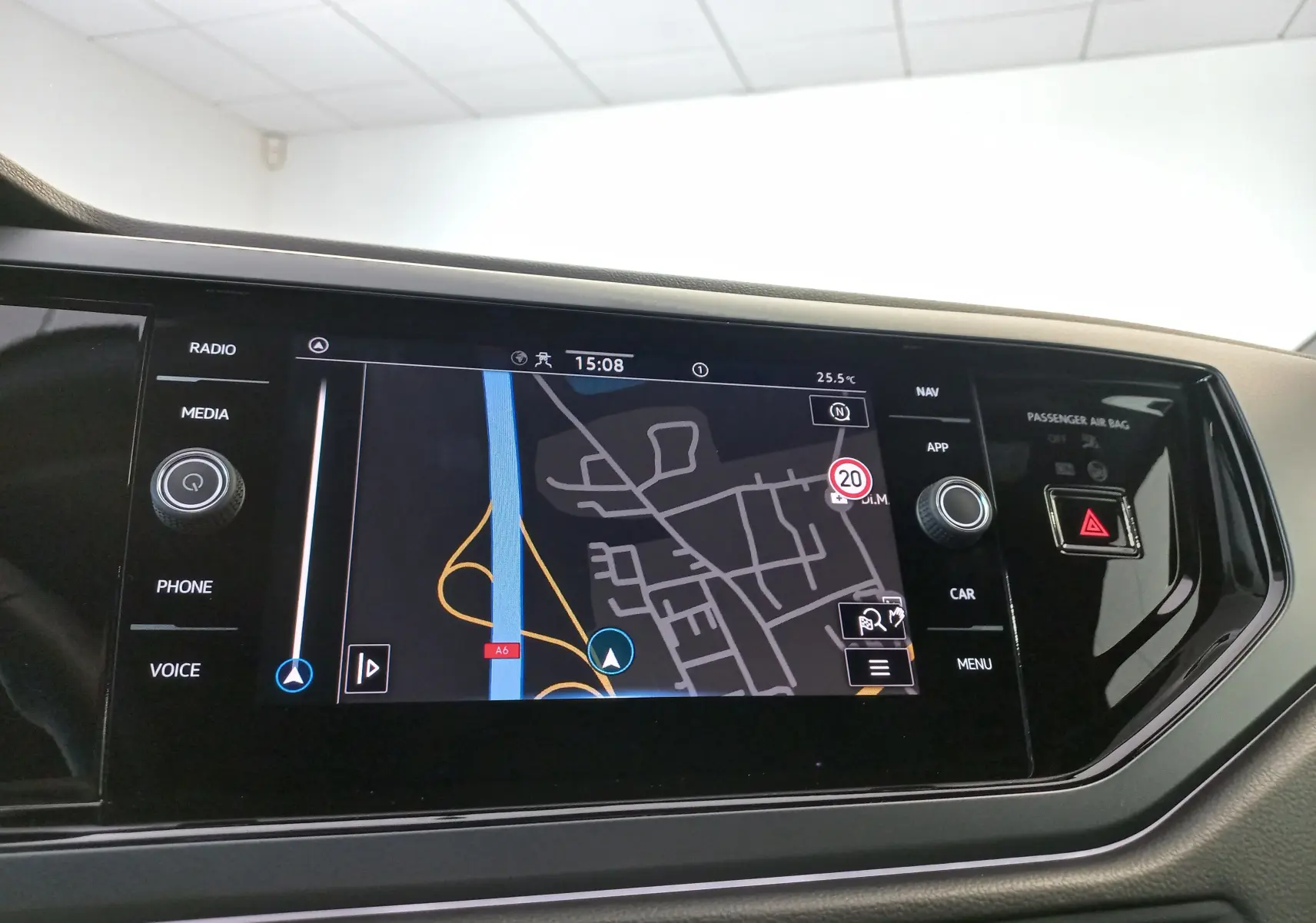 Écran tactile central du Volkswagen Polo 2025 Rouge Roi, affichant la navigation avec commandes tactiles autour.