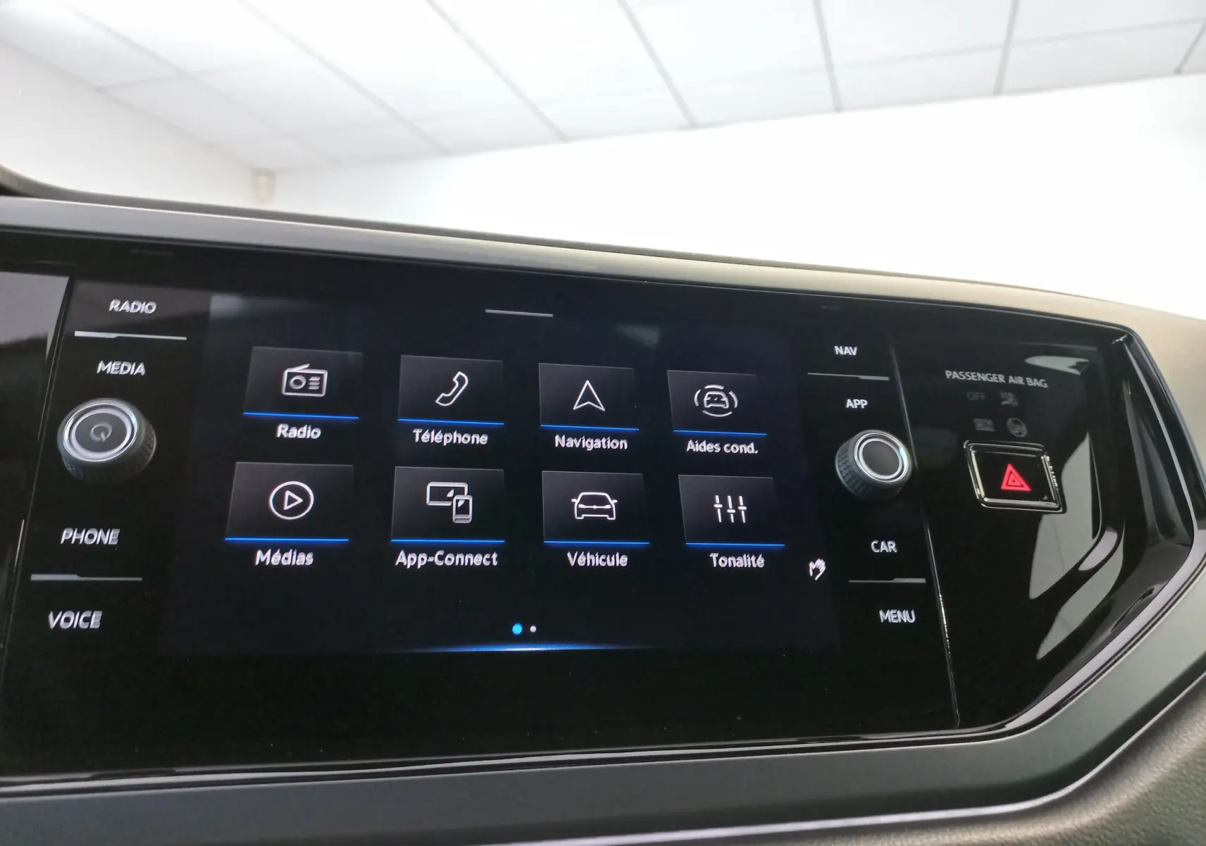 Écran tactile central de la Volkswagen Polo 2025 Rouge Roi, affichant les options radio, téléphone et navigation.