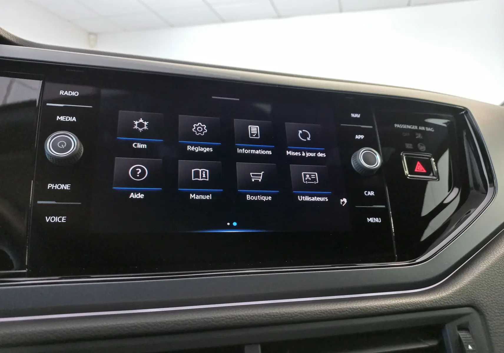 Écran tactile central de la Volkswagen Polo 2025 Rouge Roi, vue rapprochée du système multimédia avec commandes tactiles.