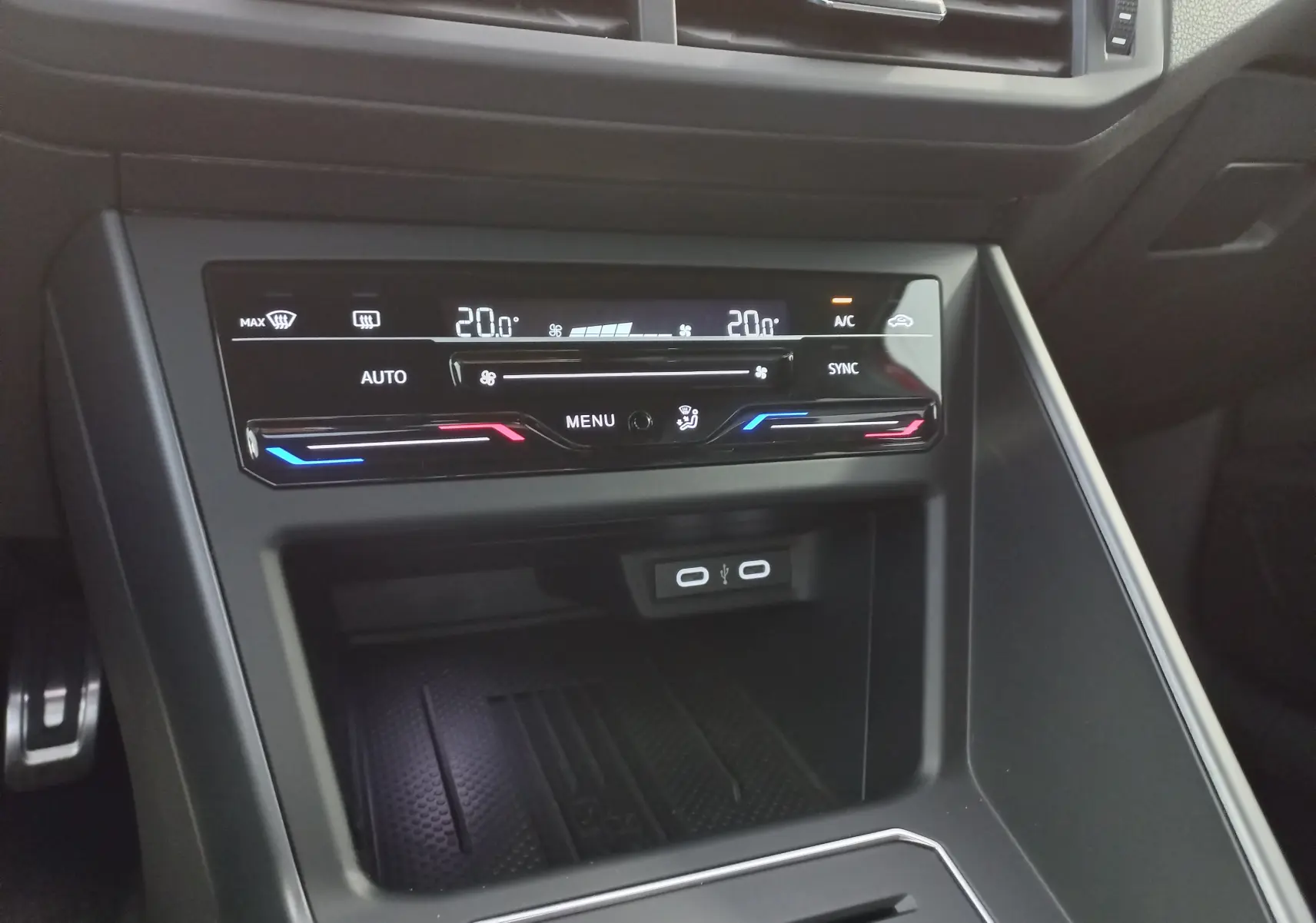 Gros plan sur la console centrale du Volkswagen Polo 2025, affichage digital de la climatisation avec réglages à 20°C.