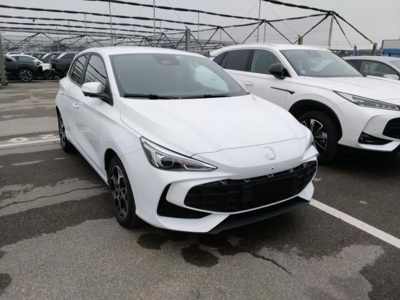 MG3 blanc Dover en 3/4 avant droit, avec calandre noire et jantes alliage 16 pouces visibles.