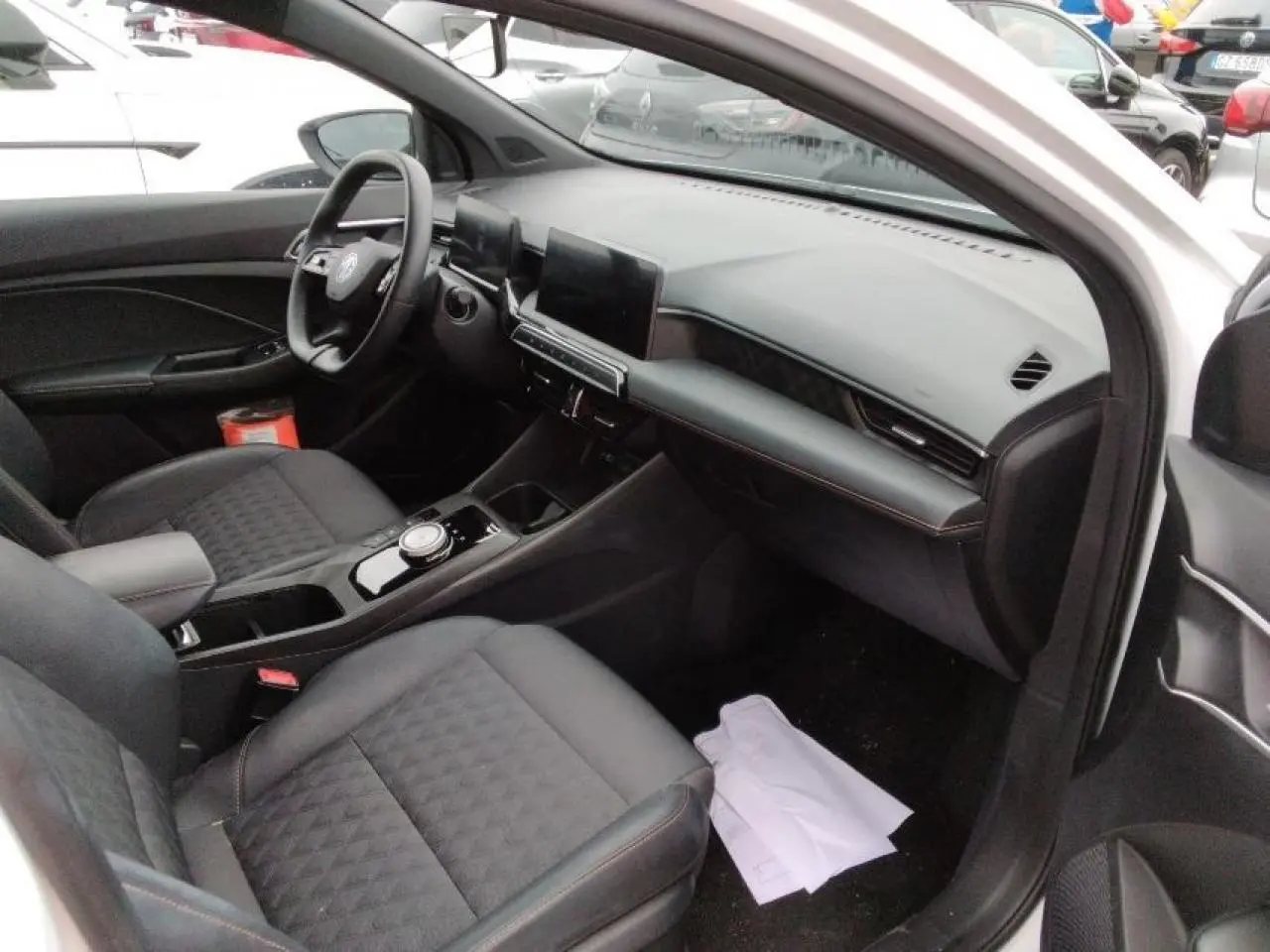 Intérieur de la MG3 1.5 Hybrid+ 195 Luxury vue côté passager, sellerie tissu/similicuir noir et tableau de bord moderne.