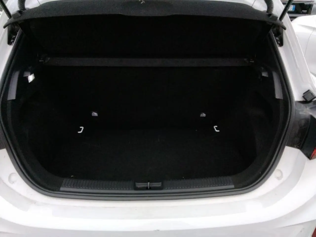 Coffre ouvert d’un MG3 blanc Dover 2025, vue arrière montrant l’espace de chargement noir et les fixations ISOFIX.