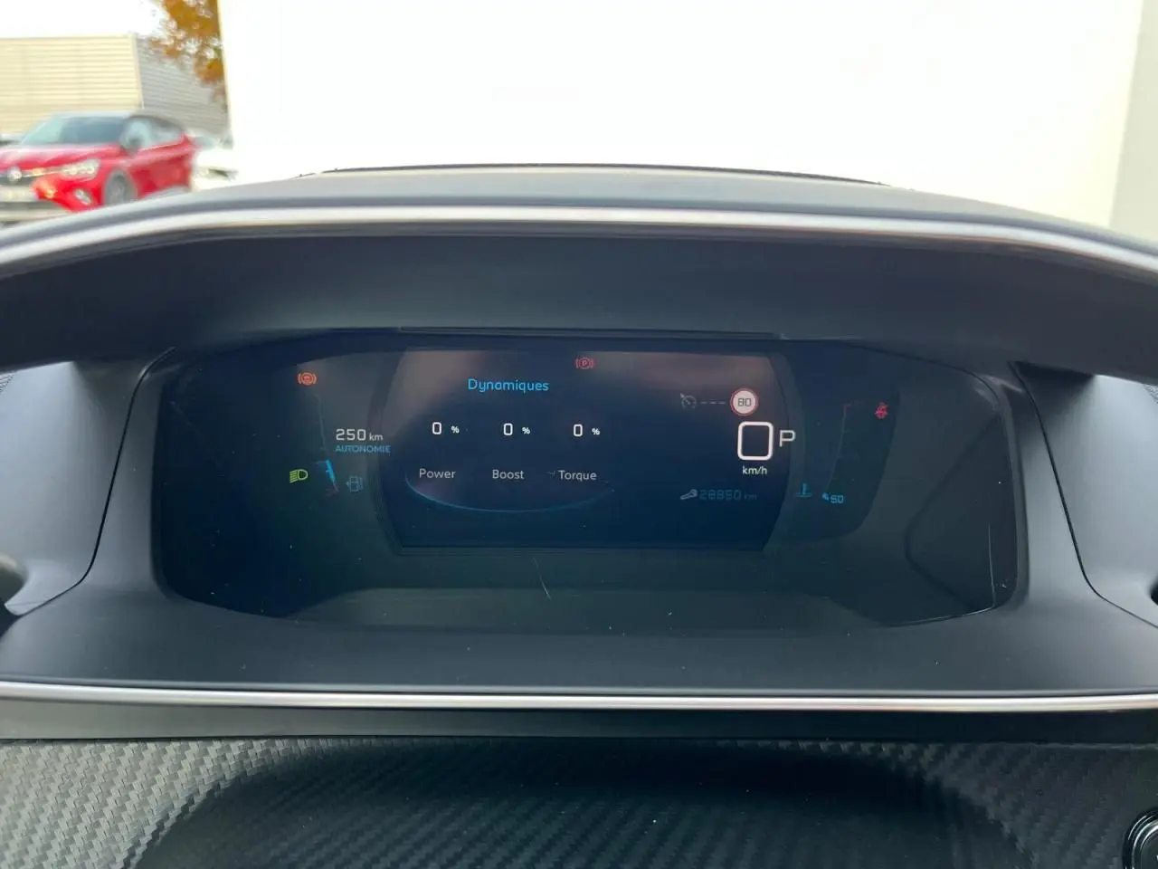 Affichage numérique du combiné tête haute 3D du Peugeot 2008 gris Artense, vue frontale du tableau de bord.