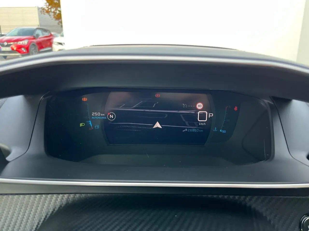 Affichage numérique du combiné tête haute 3D du Peugeot 2008 gris Artense, avec navigation et vitesse à l'arrêt.