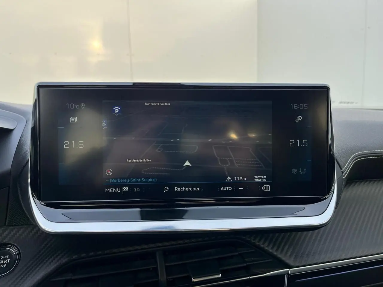 Écran tactile central du Peugeot 2008 II gris Artense avec navigation 3D et commandes climatiques numériques