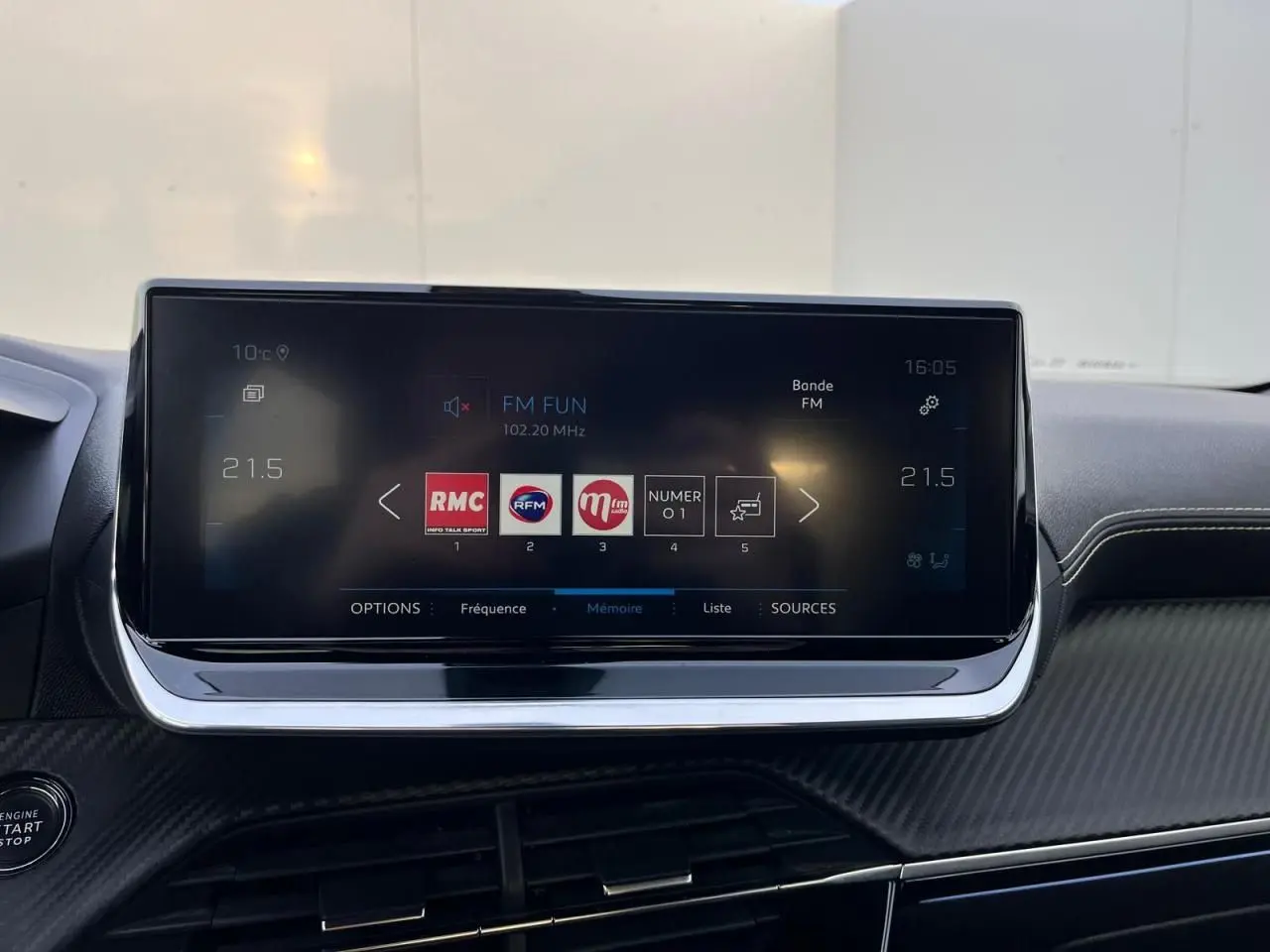 Écran tactile central du Peugeot 2008 II gris Artense, affichant la radio FM et commandes multimédia.