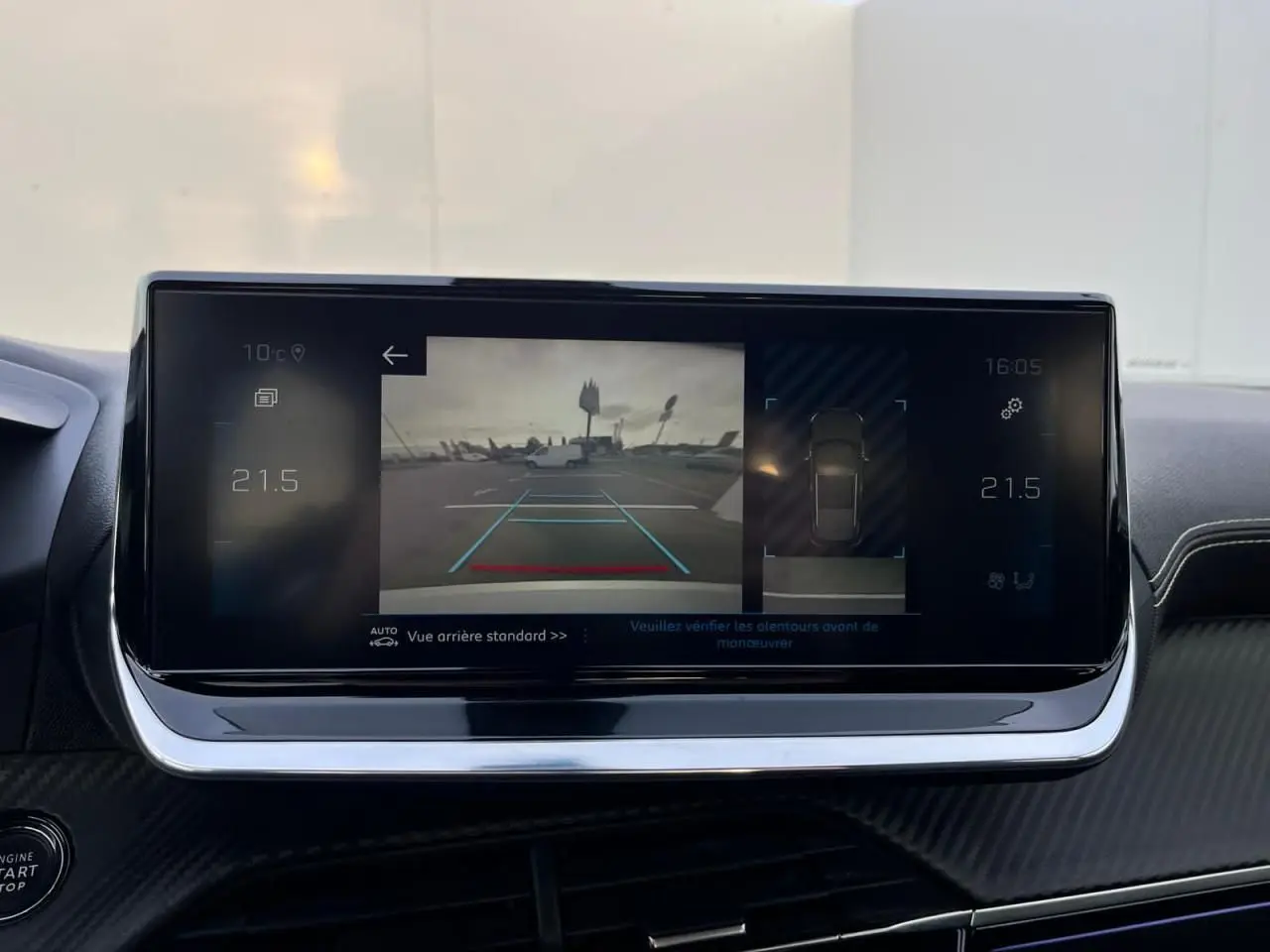 Écran tactile du Peugeot 2008 II affichant la caméra de recul et l'aide au stationnement en intérieur noir.
