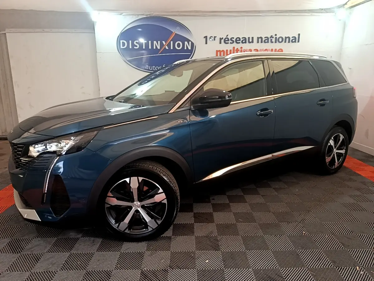 Peugeot 5008 PureTech 130 GT bleu en 3/4 avant droit, avec jantes alliage et détails chromés sur carrosserie
