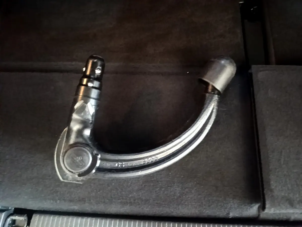 Gros plan sur attelage de remorque noir posé sur le plancher plat du coffre du Peugeot 5008 bleu 2021.