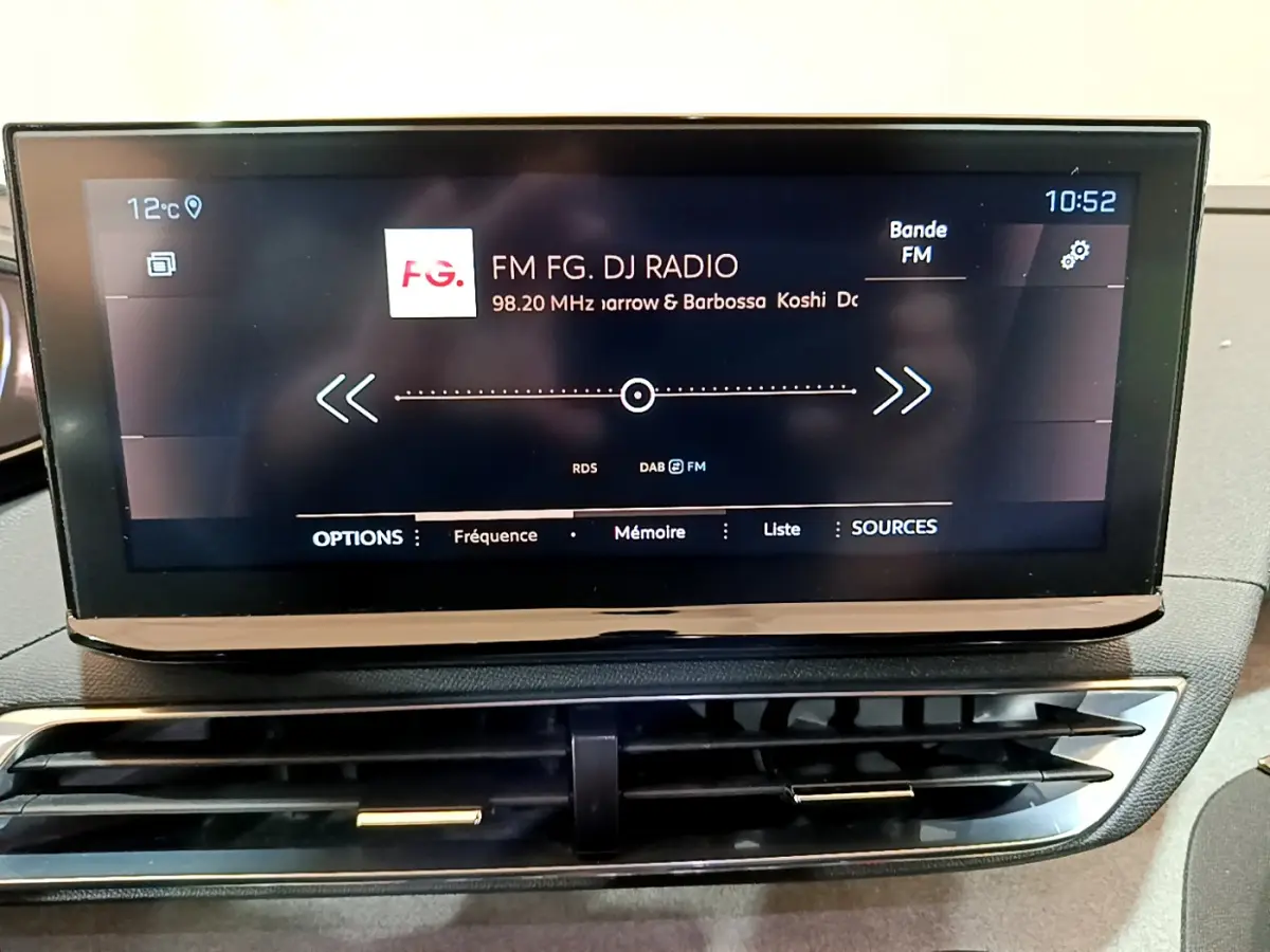 Écran tactile central du tableau de bord du Peugeot 5008 PureTech 130 GT affichant une radio FM.