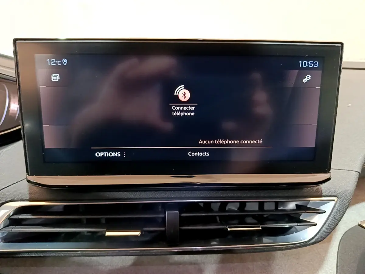 Écran tactile central du tableau de bord du Peugeot 5008 GT 2021 affichant la connexion Bluetooth téléphone