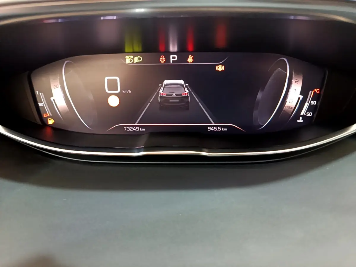 Tableau de bord numérique du Peugeot 5008 GT 2021 montrant un affichage arrière du véhicule en stationnement.