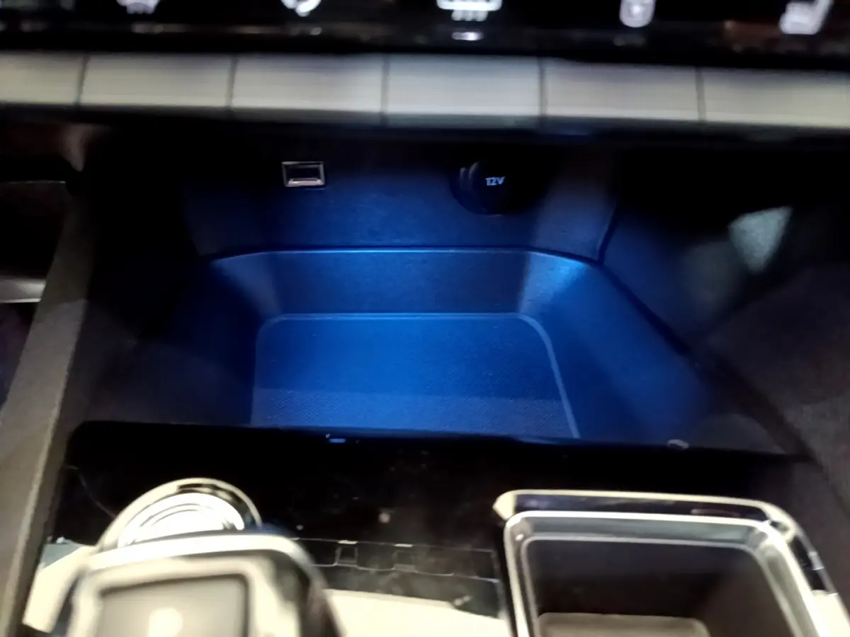 Espace de rangement avant éclairé en bleu avec prise USB et prise 12V dans un Peugeot 5008 GT 2021 Essence.