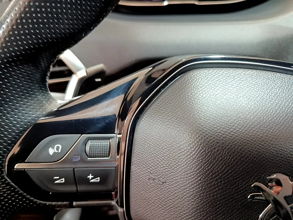 Gros plan sur le volant cuir noir avec commandes multifonctions du Peugeot 5008 GT 2021.