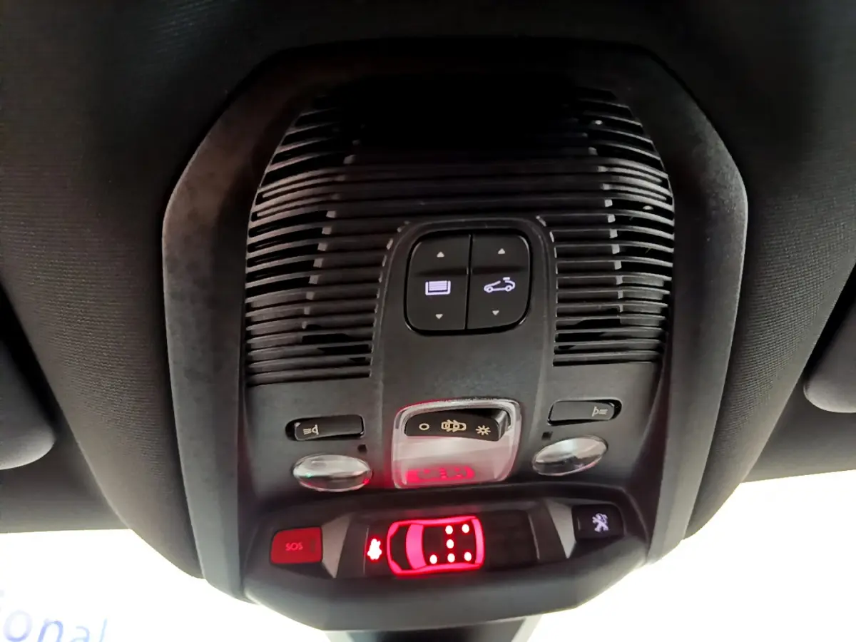 Vue en contre-plongée du plafonnier intérieur noir avec commandes lumineuses du Peugeot 5008 GT bleu 2021.