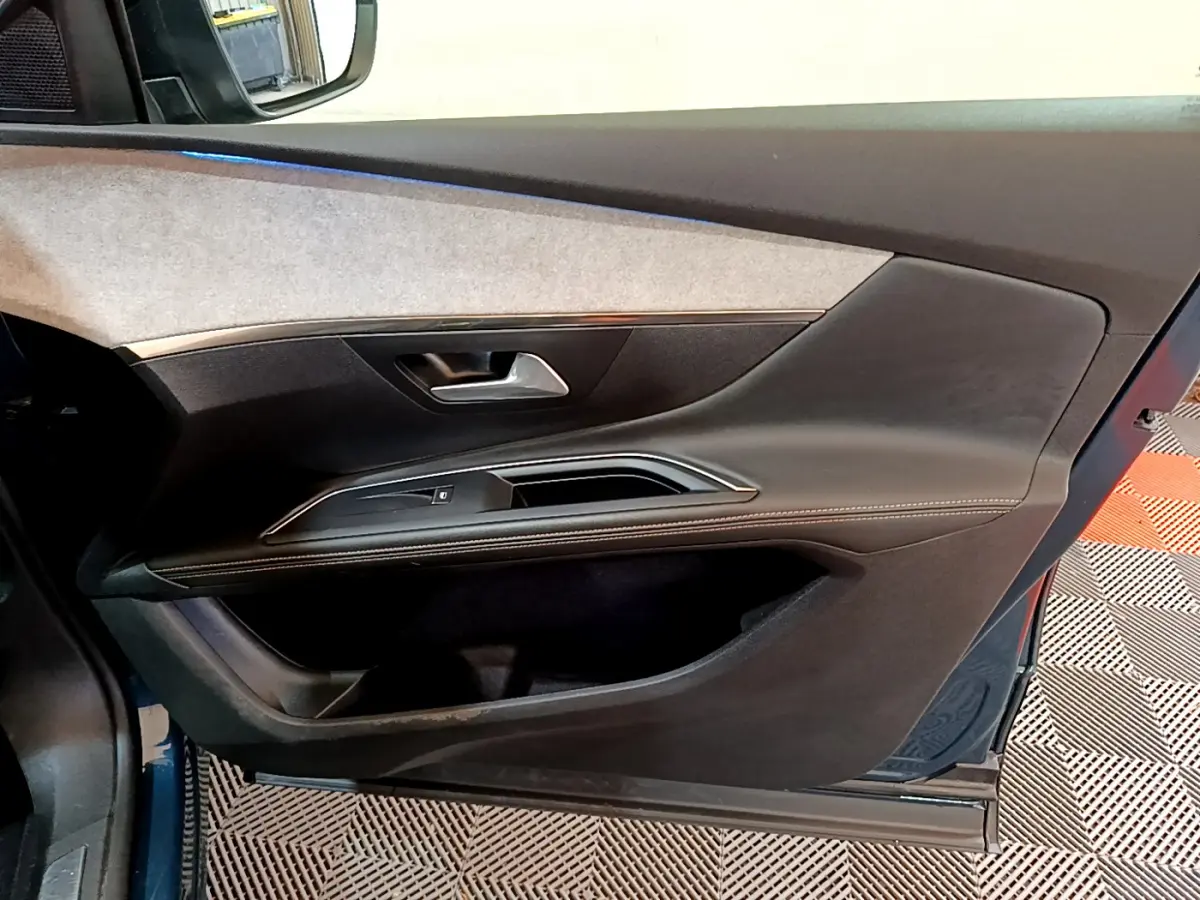 Vue côté gauche de la porte avant bleu du Peugeot 5008 GT 2021 avec garniture tissu et surpiqûres blanches