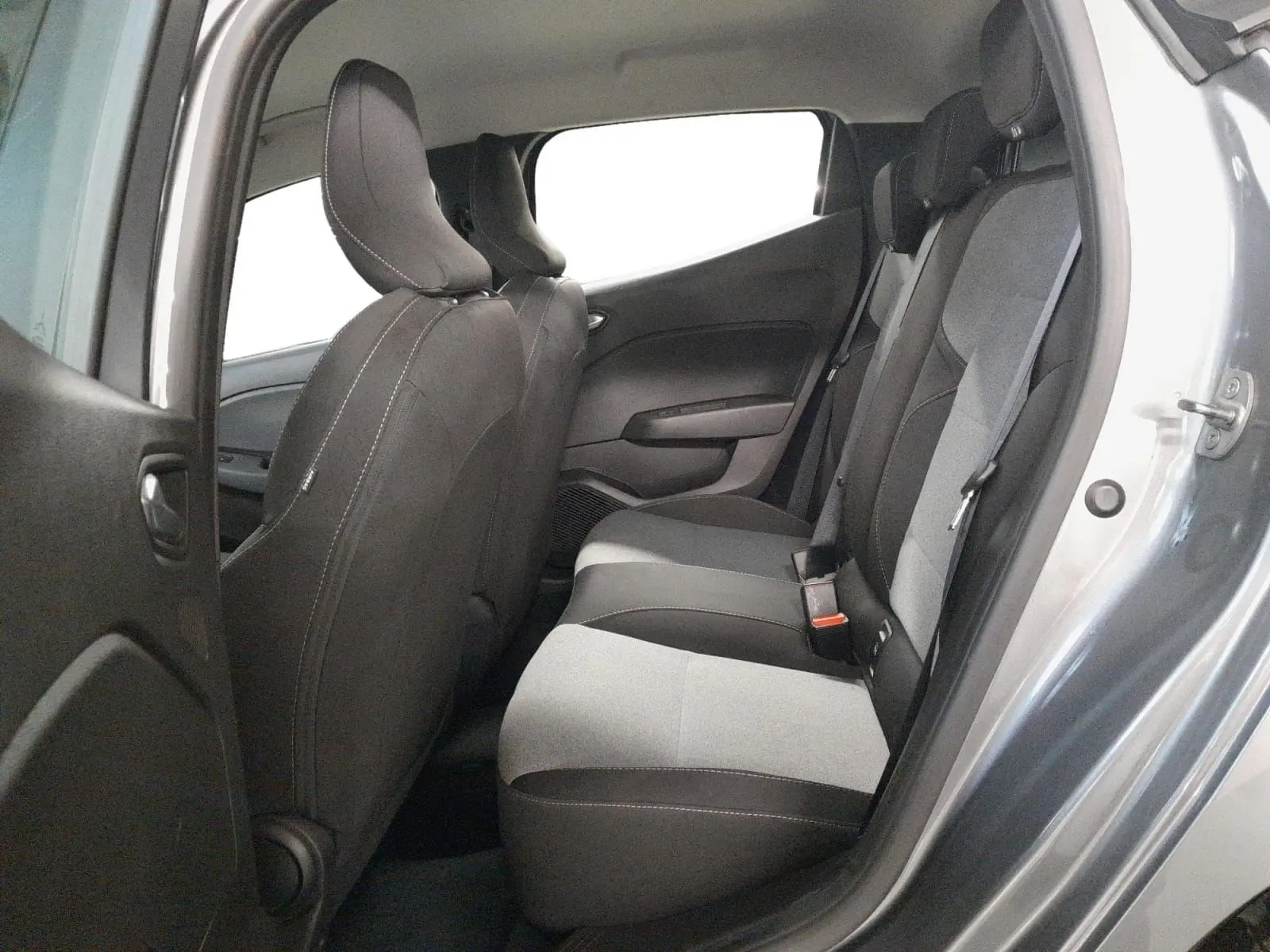 Vue intérieure arrière droite des sièges en textile gris et noir de la Renault Clio V PH2 TCE 90 Evolution gris schiste.