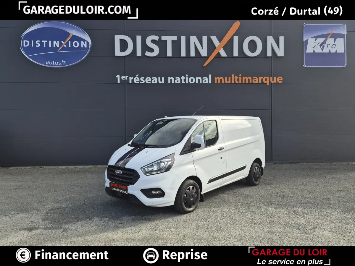 Fourgon Ford Transit Custom blanc vu en 3/4 avant droit avec bande noire sur le capot et jantes noires.