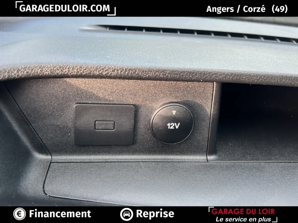 Prise 12V et port USB avant du tableau de bord du Ford Transit Custom Fourgon blanc 2023.