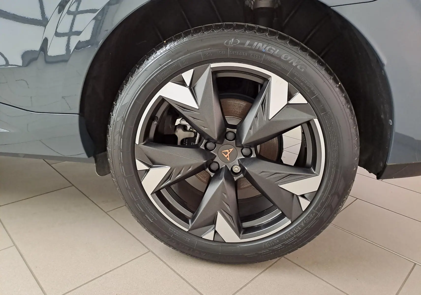 Gros plan sur la jante 19'' Spectrum usinée noire et argent du côté gauche d'une CUPRA TERRAMAR Bleu Fjord.