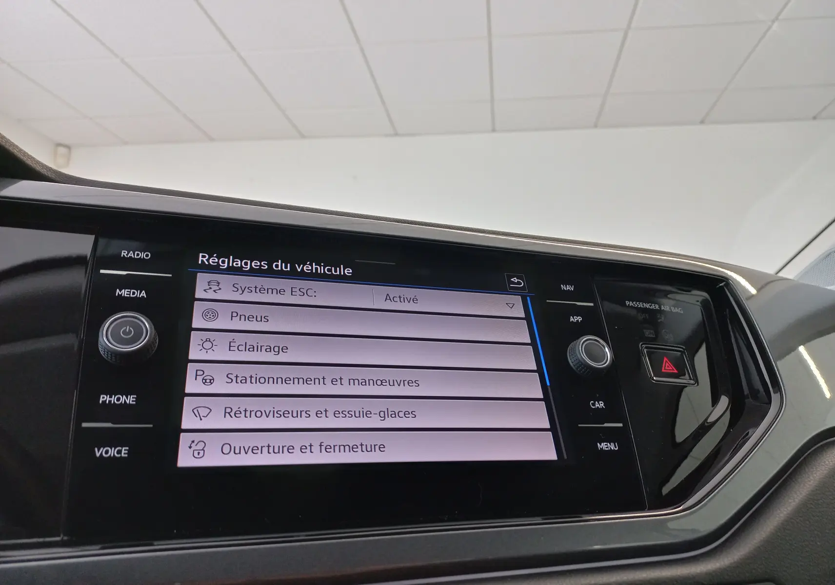 Écran tactile central du Volkswagen Polo 2026 affichant les réglages du véhicule dans un intérieur moderne.