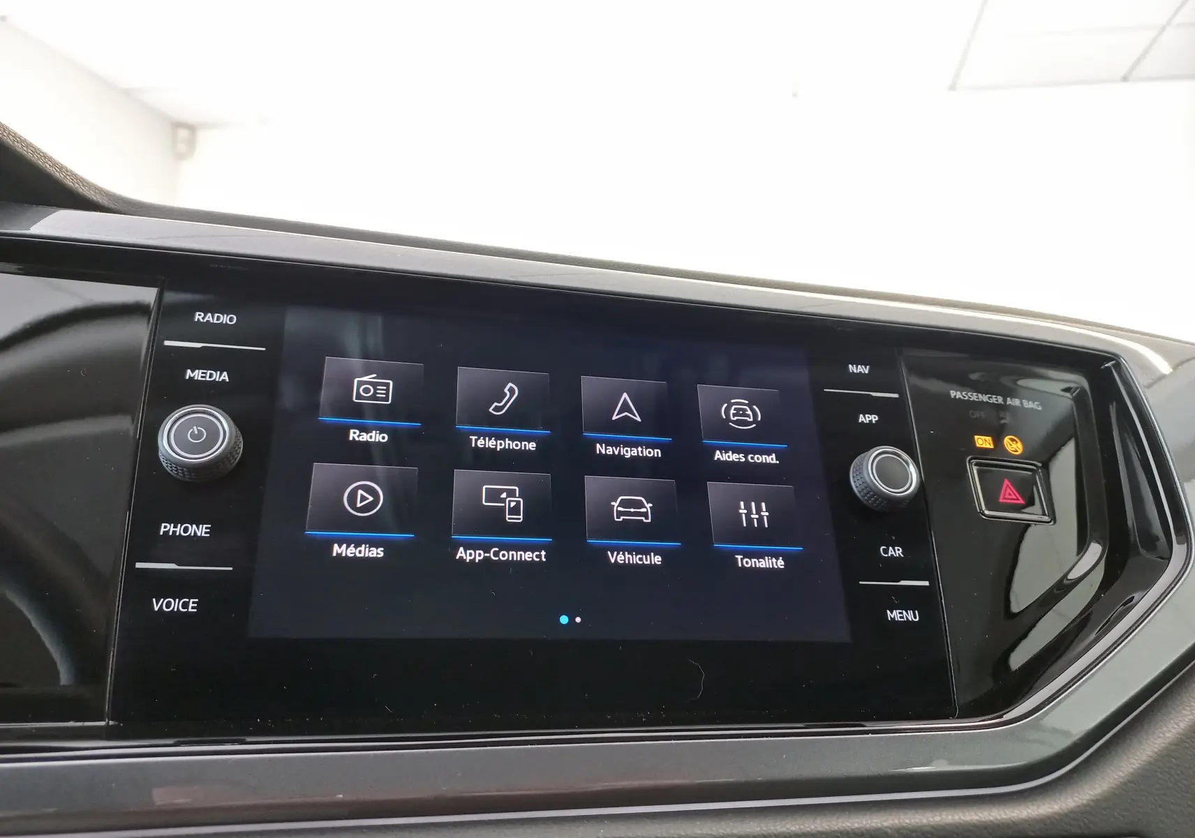 Écran tactile central du Volkswagen Polo 2026 affichant les options radio, navigation et aides à la conduite.