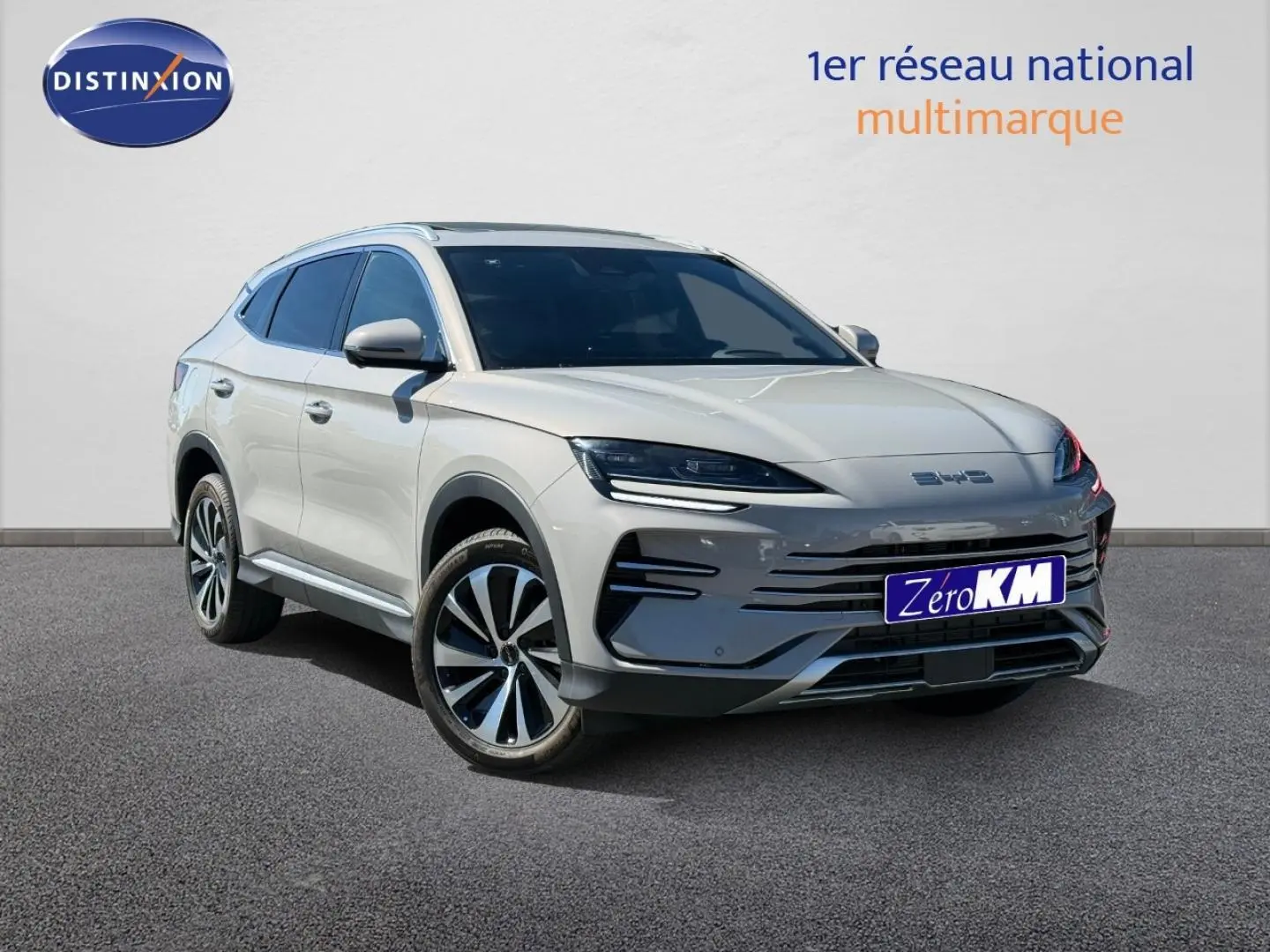 Vue 3/4 avant du SUV BYD SEAL U hybride en Boundless Cloud métallisé avec jantes alu et vitres surteintées.