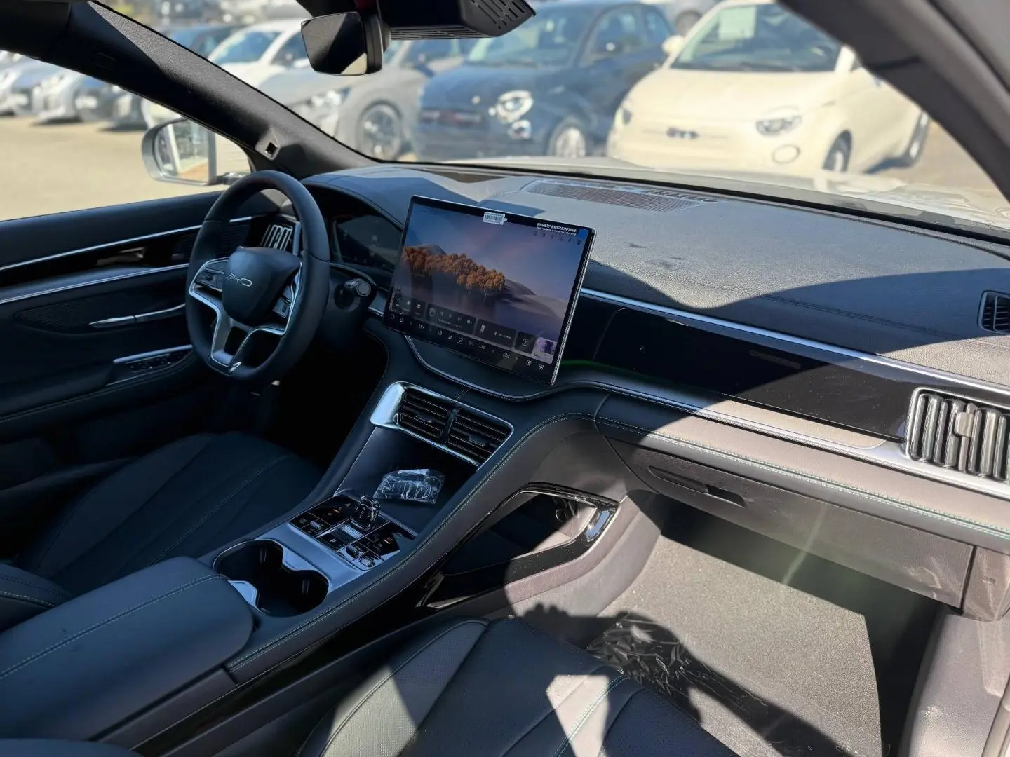 Vue intérieure côté conducteur du BYD SEAL U 2026 avec tableau de bord noir et écran tactile central flottant.