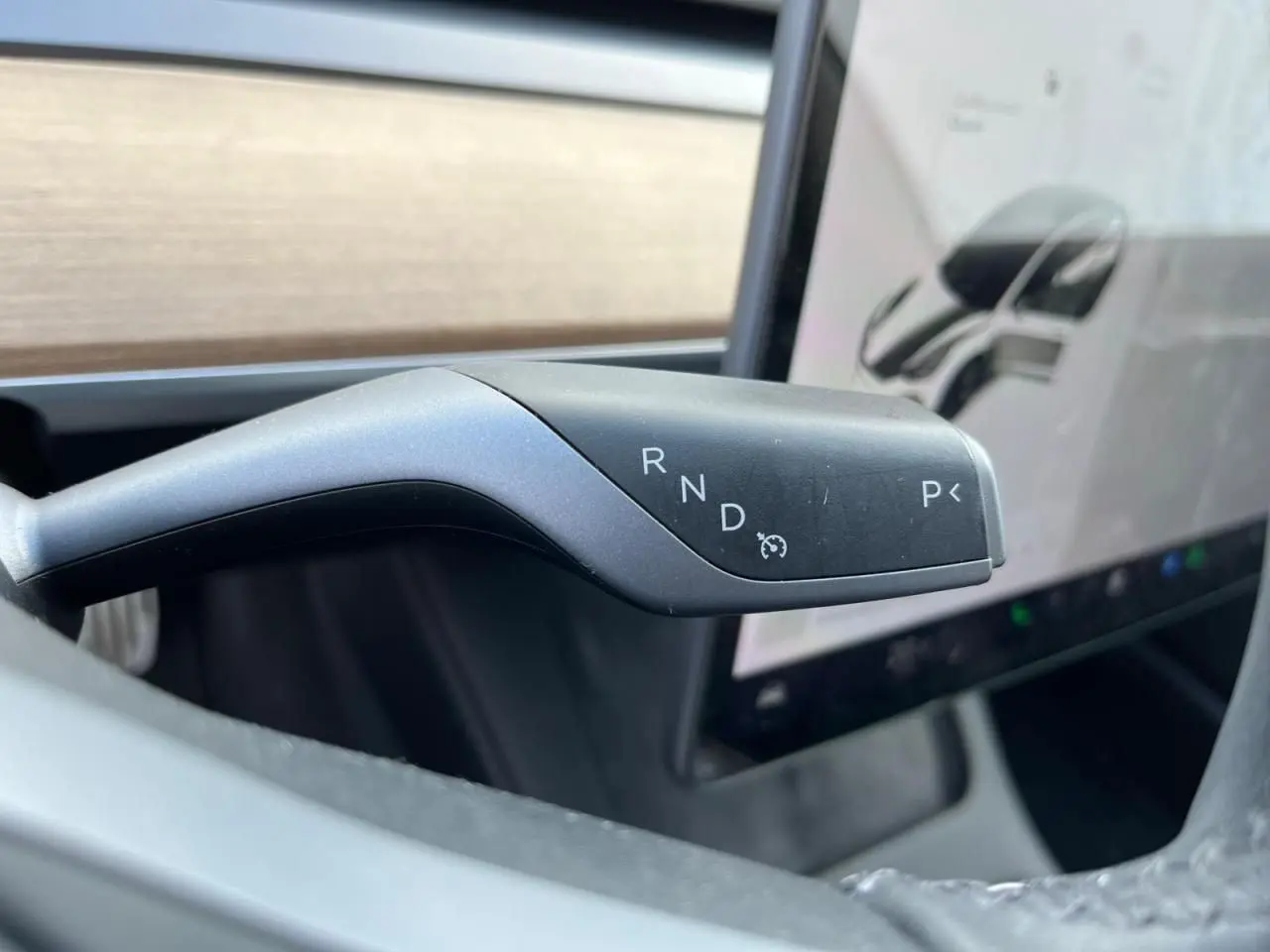 Le levier de vitesses noir de la Tesla Model 3 Standard Plus RWD 2022, vu en gros plan côté droit du volant.