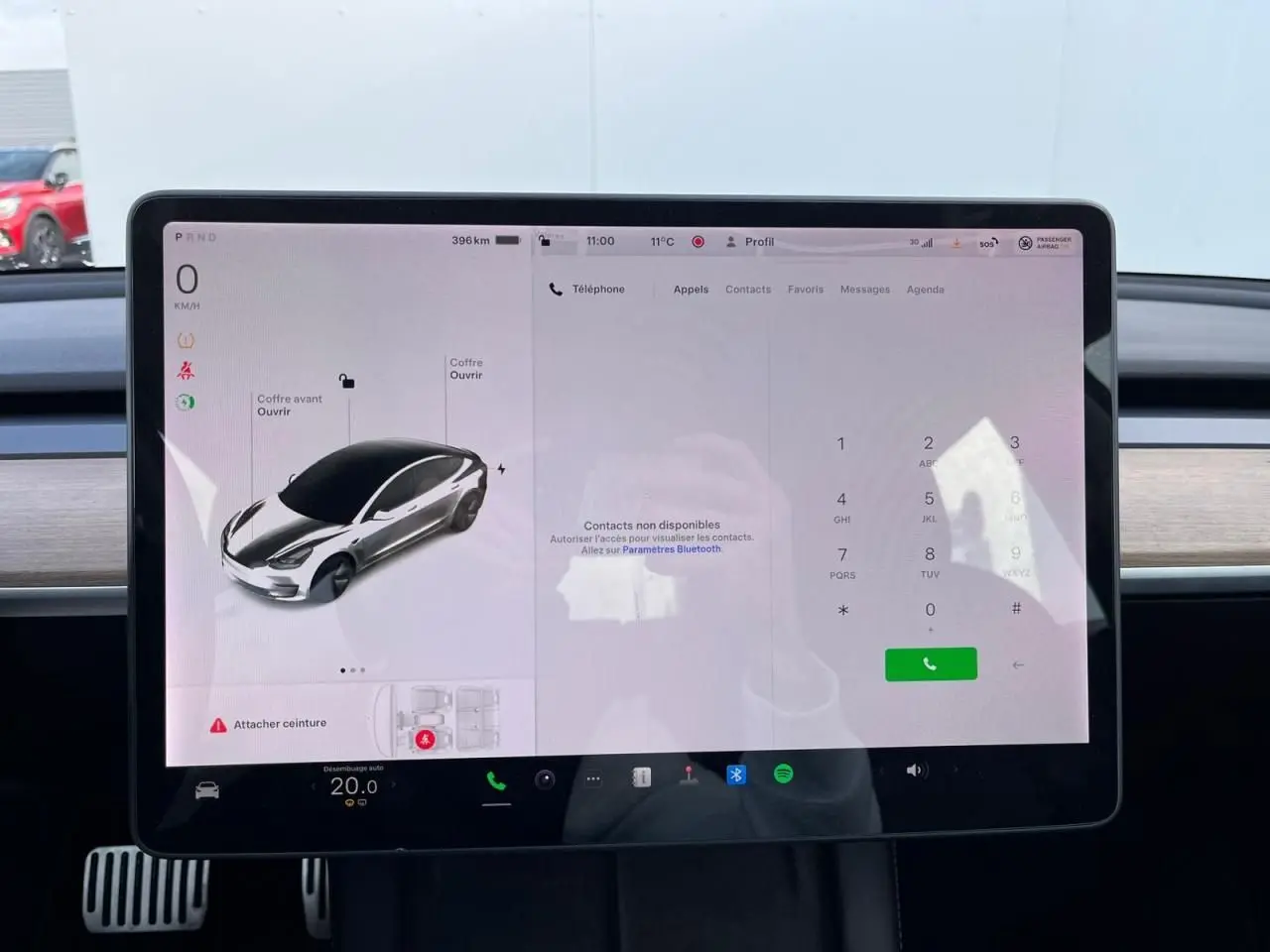Écran tactile central de la Tesla Model 3 blanc 2022 affichant le tableau de bord et les commandes du véhicule.