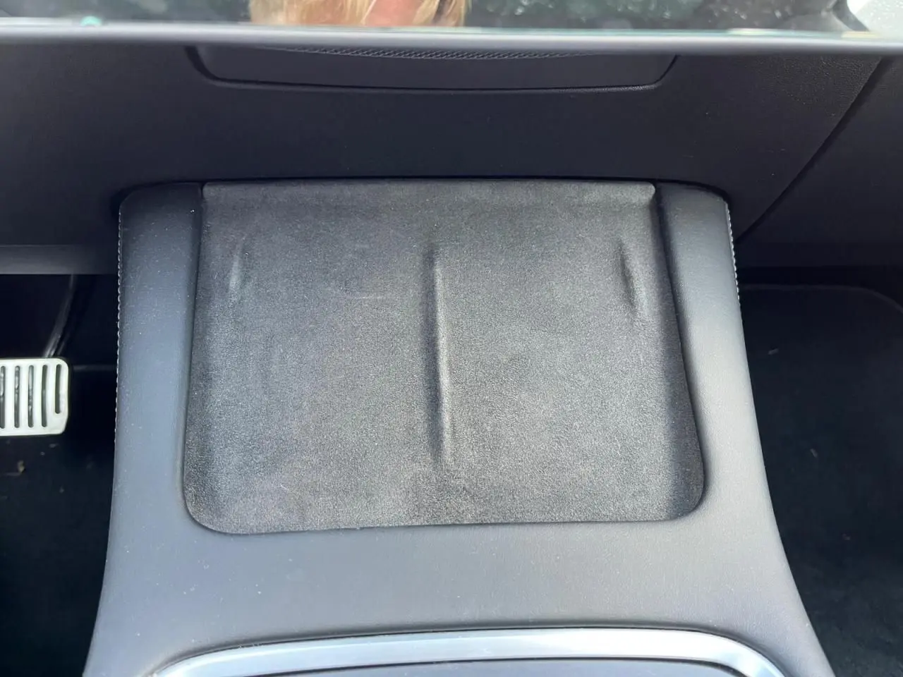 Gros plan sur l'accoudoir central noir de la Tesla Model 3 Standard Plus RWD 2022, intérieur premium partiel.