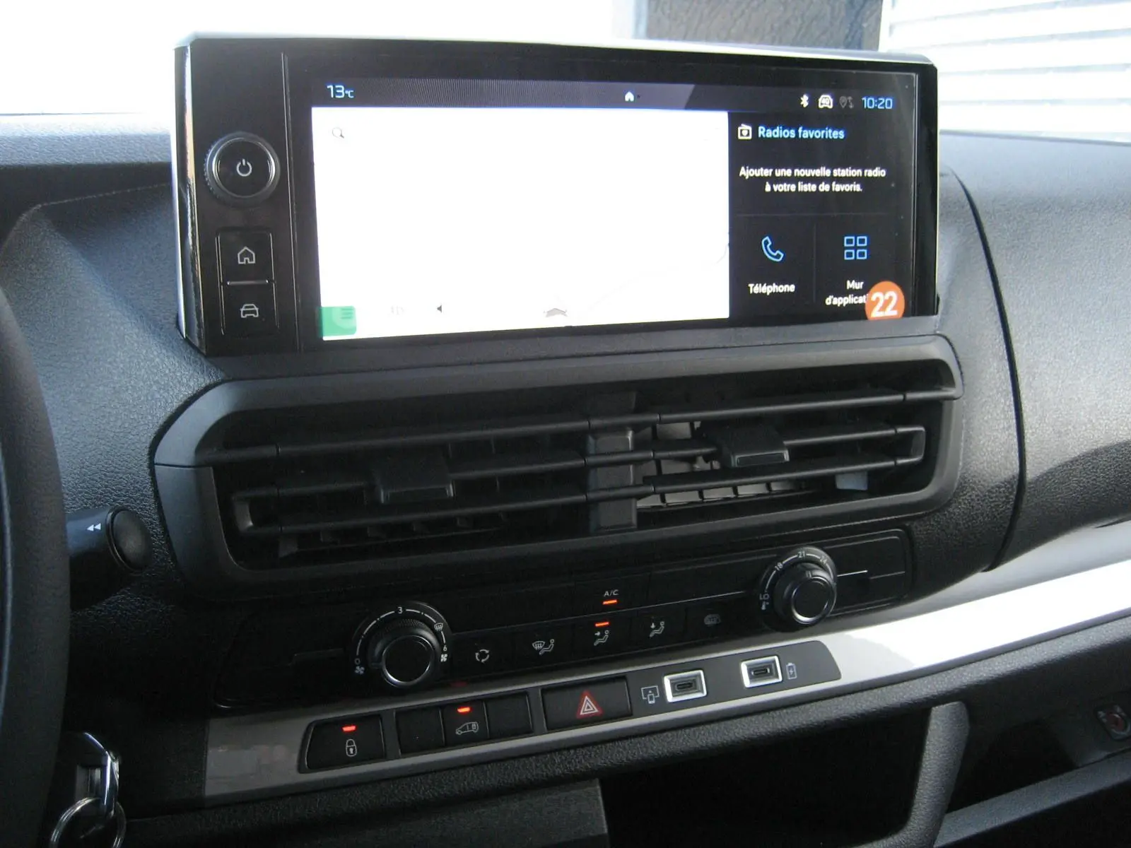 Tableau de bord du Peugeot Expert Fourgon 2025 avec écran tactile et commandes de climatisation vues de face.