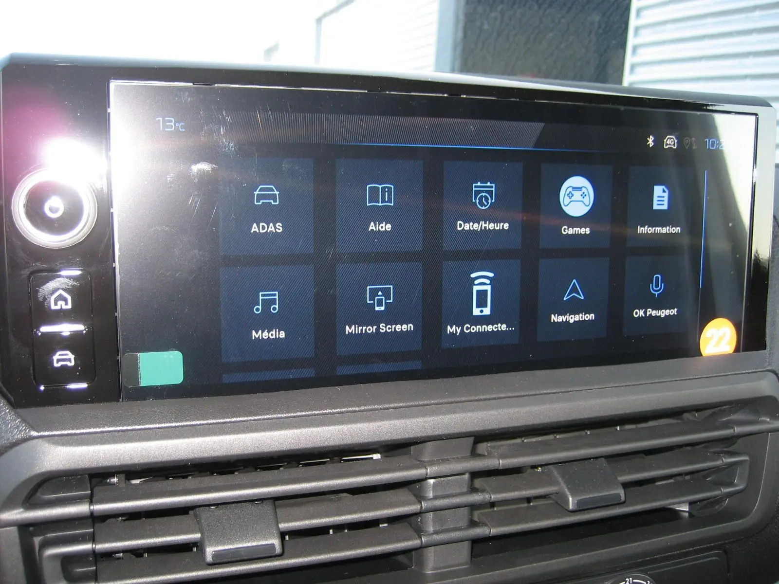 Écran tactile central du tableau de bord du Peugeot Expert Fourgon blanc 2025 affichant les options multimédia et navigation.