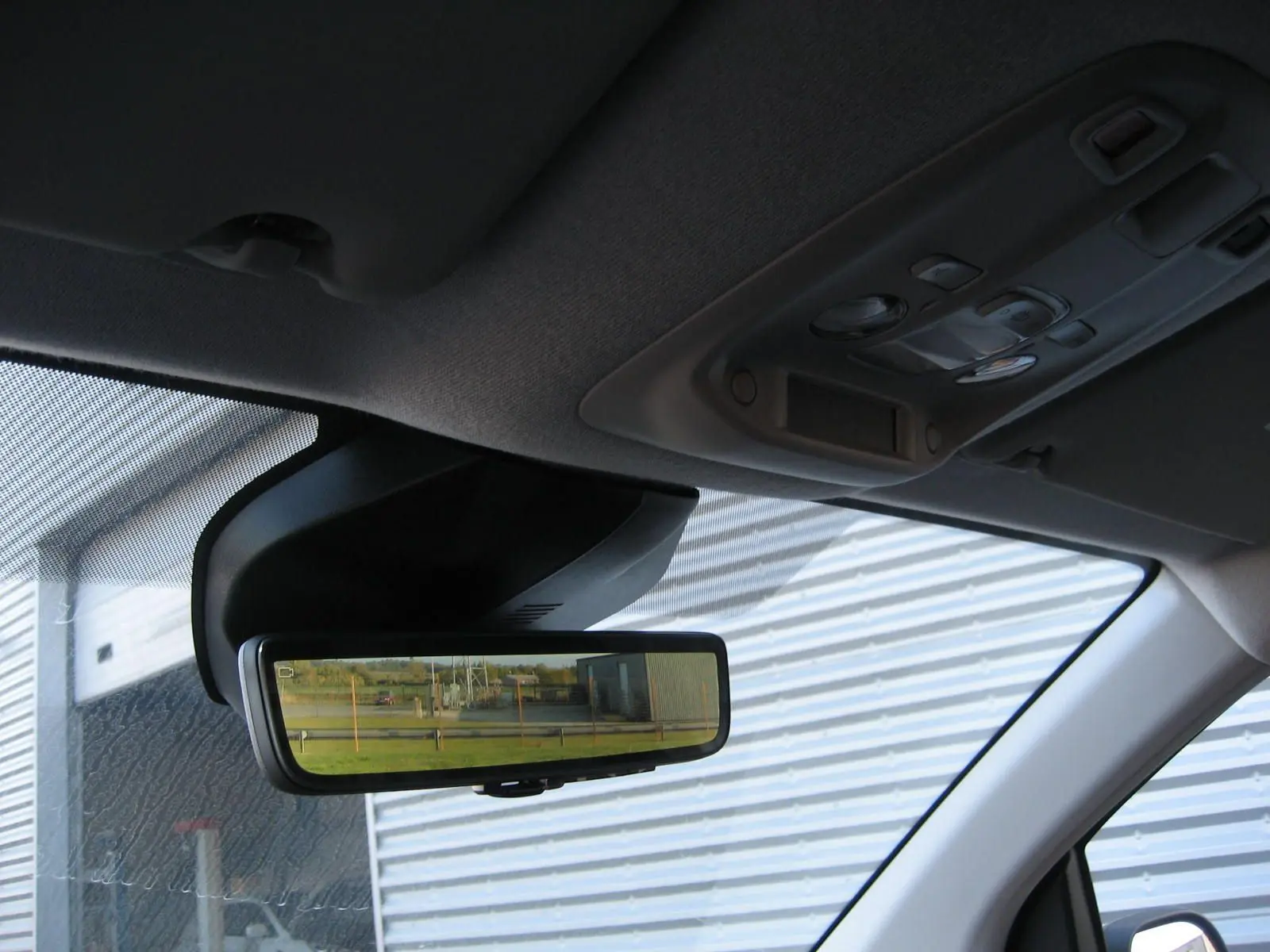 Rétroviseur intérieur du Peugeot Expert Fourgon blanc 2025 avec affichage caméra de recul et plafond gris.