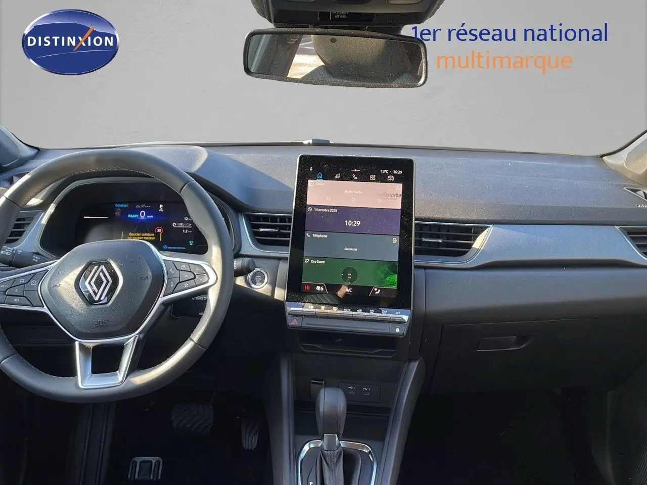 Intérieur moderne du Renault Captur 2025 E-Tech hybride, tableau de bord avec écran tactile vertical et volant multifonctions.