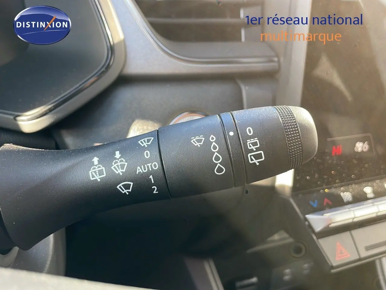 Gros plan sur la manette d'essuie-glace du tableau de bord du Renault Captur gris Rafale métal avec toit noir.