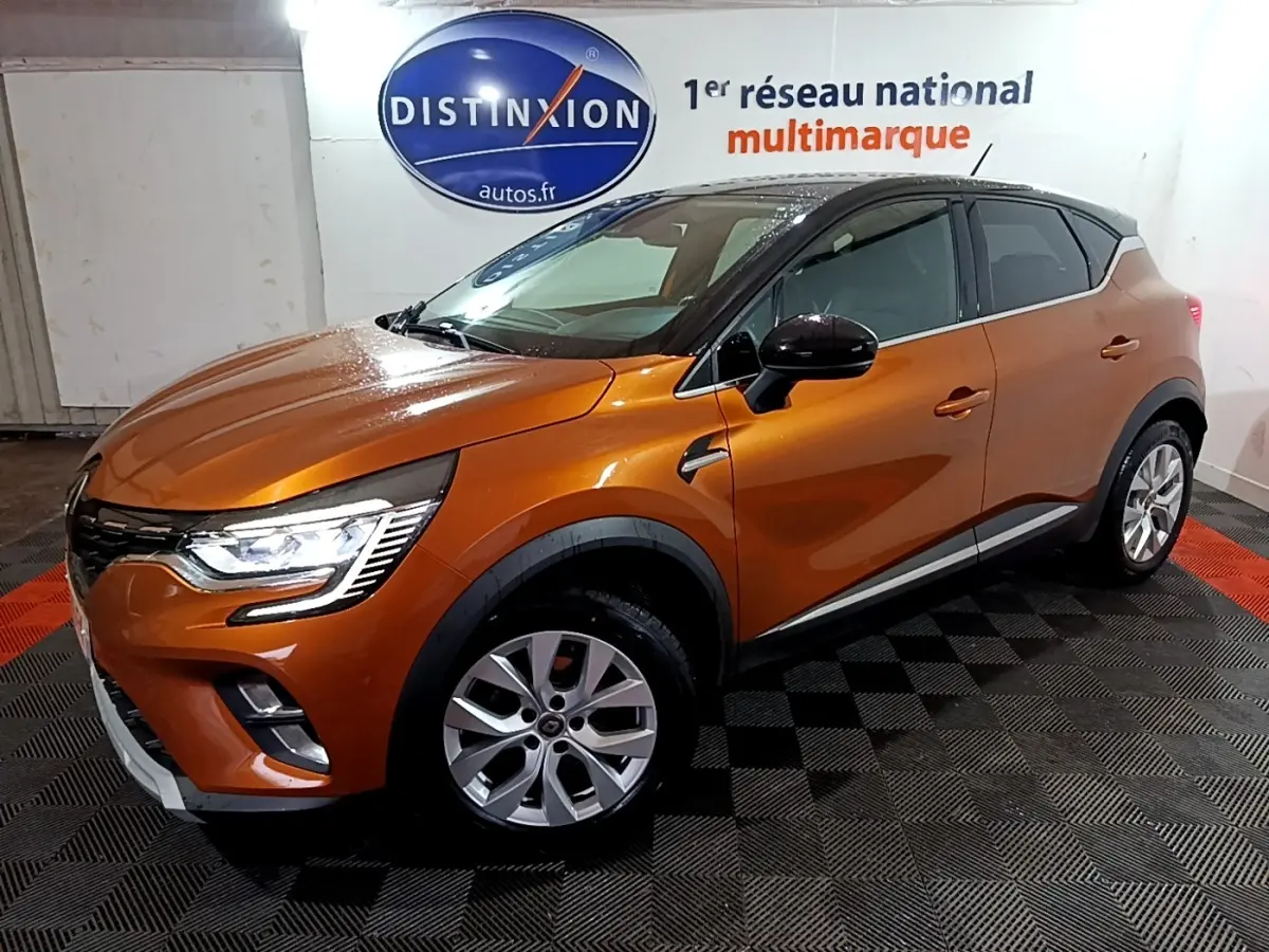 Vue 3/4 avant d'un Renault Captur jaune avec toit noir, phares LED allumés et jantes alliage visibles.