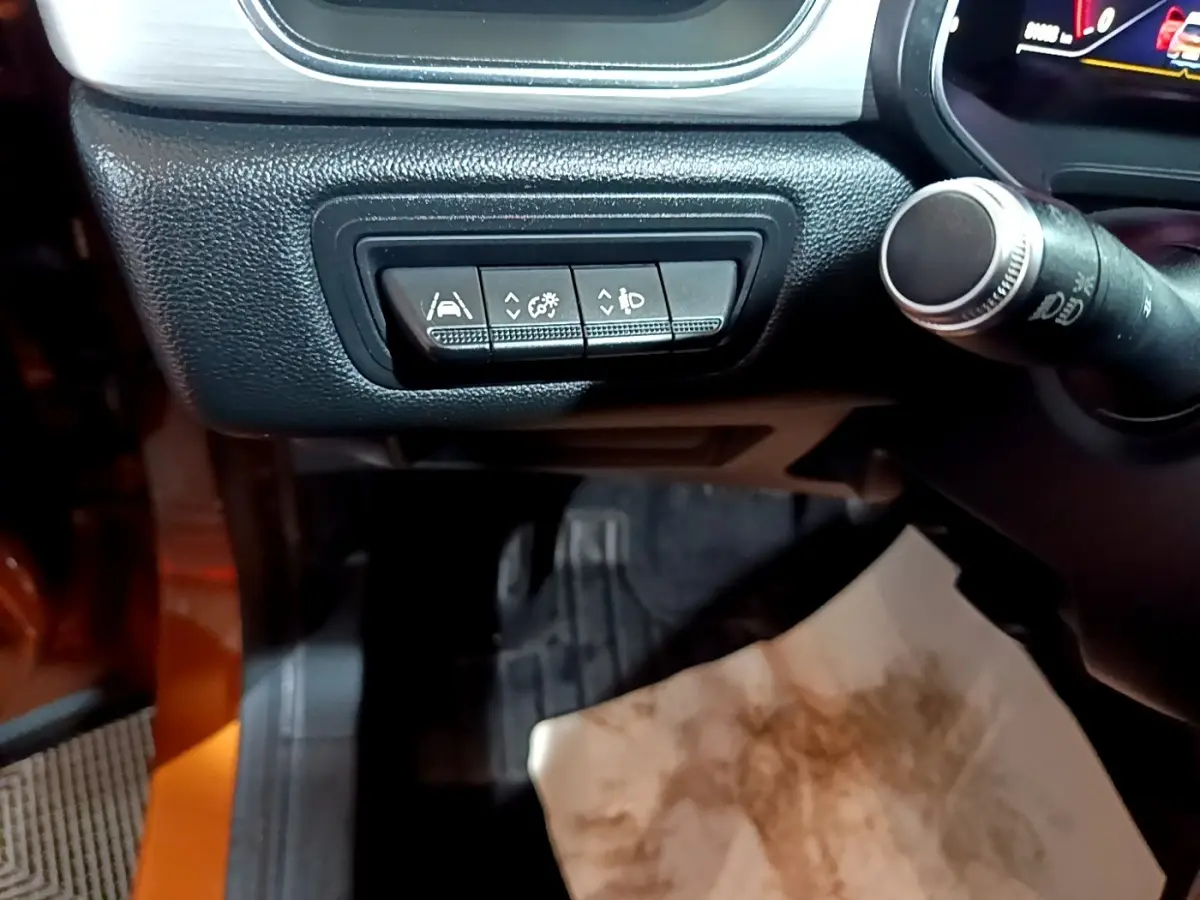 Gros plan sur les commandes d'assistance au conducteur côté gauche du tableau de bord du Renault Captur jaune 2020.