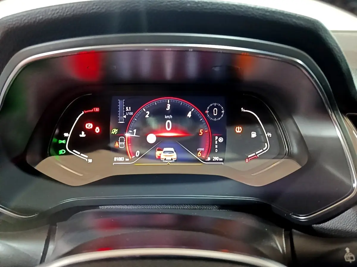 Vue rapprochée du tableau de bord numérique du Renault Captur Intens 2020, affichage multifonctions avec jauges et alertes.