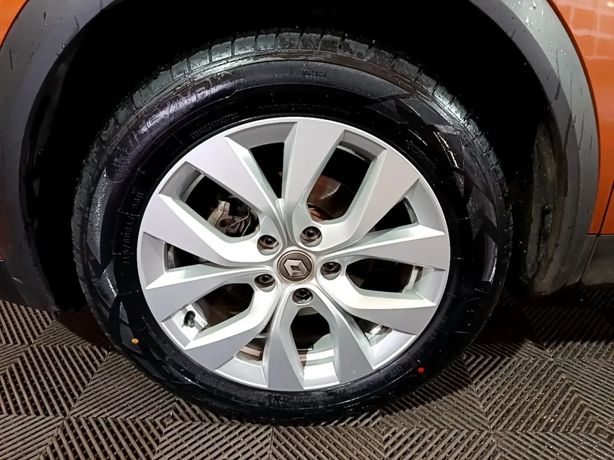 Gros plan sur la roue avant droite du Renault Captur jaune, mettant en valeur la jante alliage argentée et le pneu.