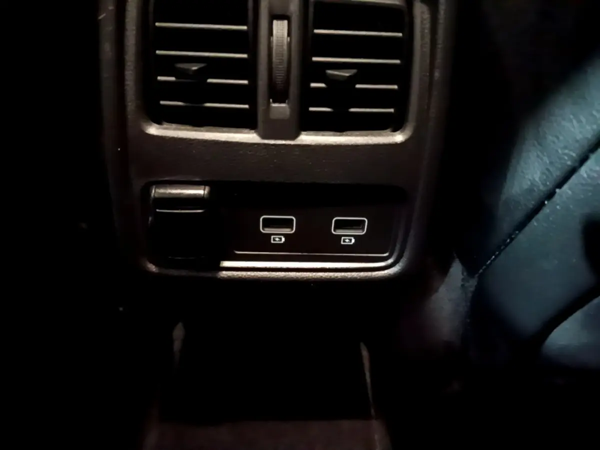 Vue rapprochée des ports USB arrière et prise 12V du Renault Captur Intens jaune 2020, intérieur noir.