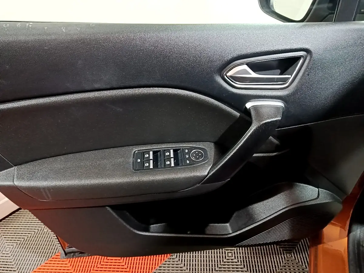 Gros plan sur la porte avant gauche noire du Renault Captur Intens 2020, avec commandes des vitres et poignée intégrée.