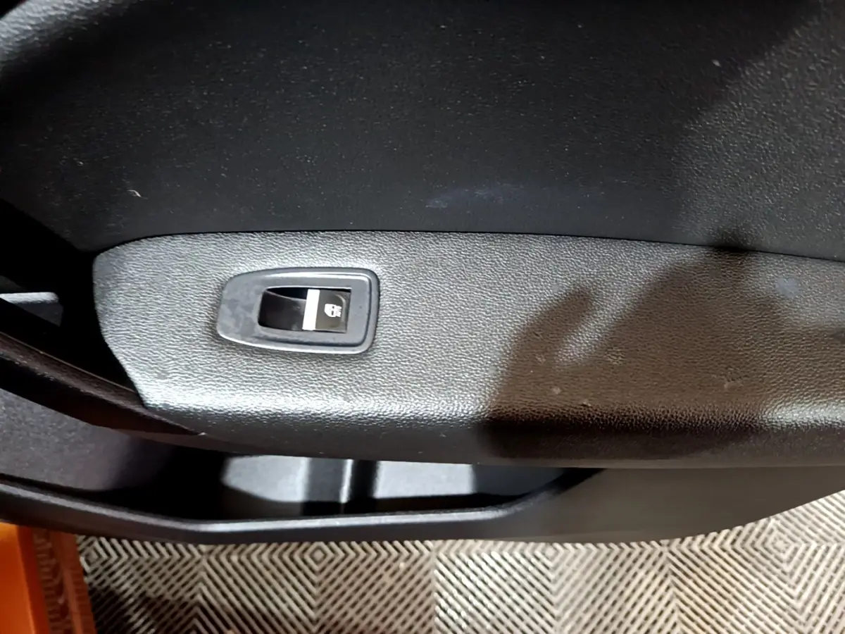 Détail de la commande de verrouillage des portes sur la porte intérieure d’un Renault Captur jaune Intens 2020.
