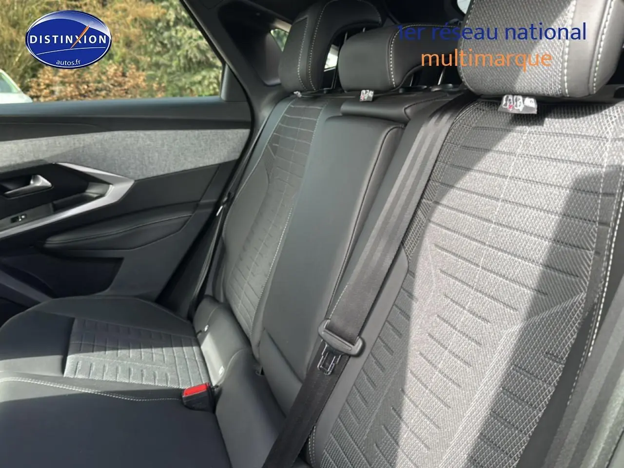 Vue intérieure sur la banquette arrière en tissu et cuir noir du Peugeot 3008 gris Artense, avec ceinture de sécurité visible.